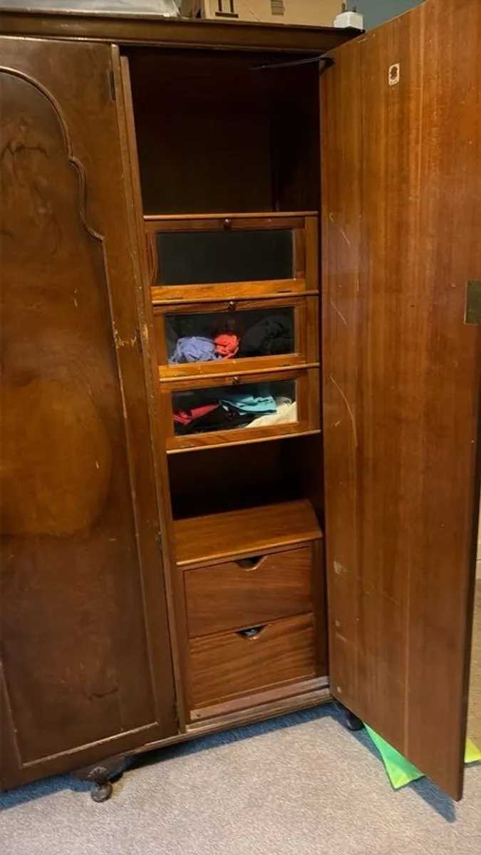 Super Wardrobe - Image 1