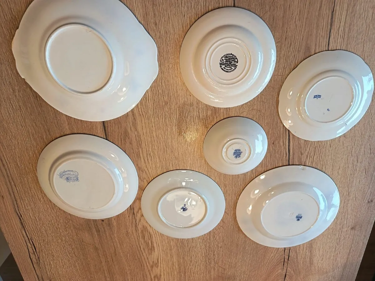 Selection of vintage blue and white china plates - Image 2