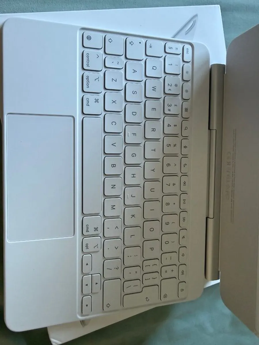 Magic Keyboard for iPad Air 11 inches - Image 4
