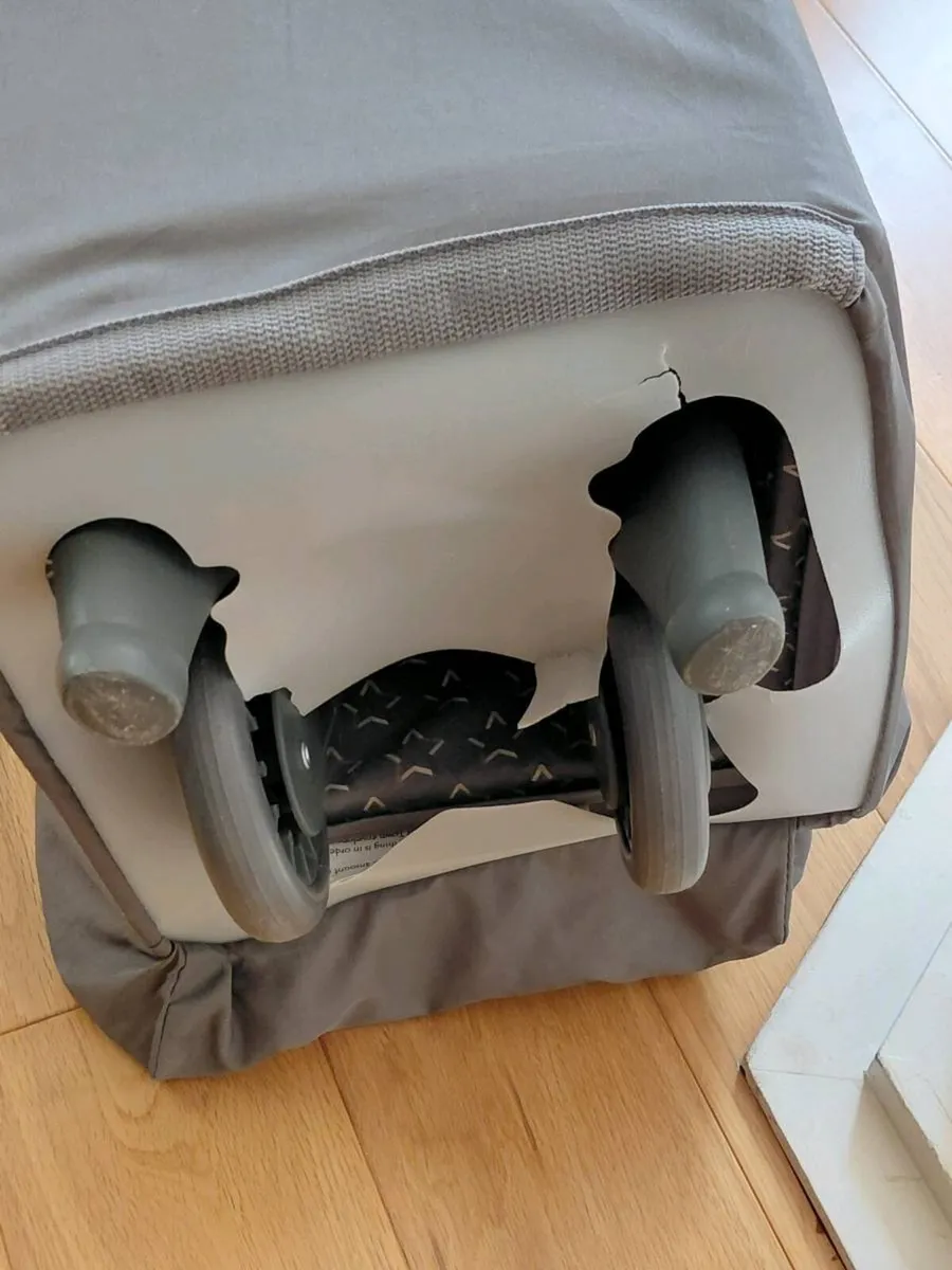 Grace travel cot - Image 3