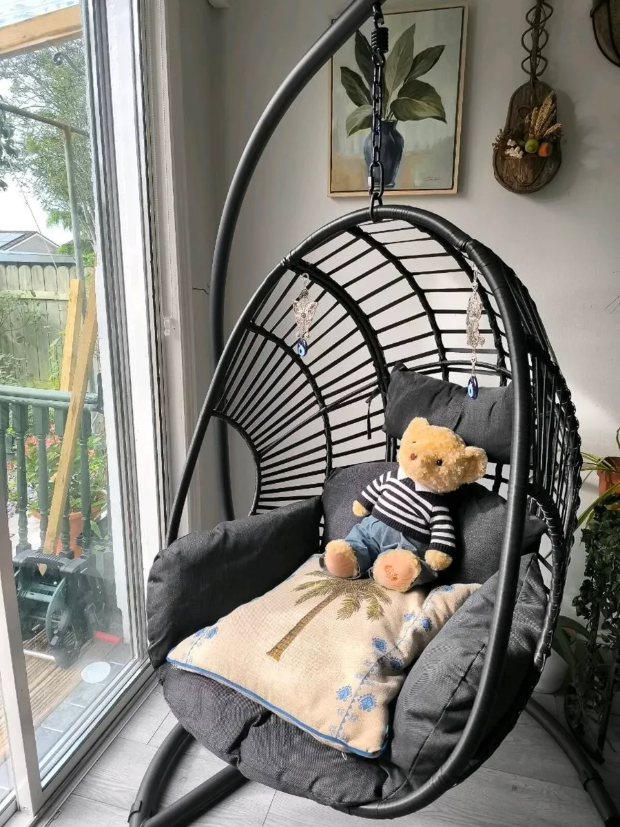 Swinging chair - Image 1