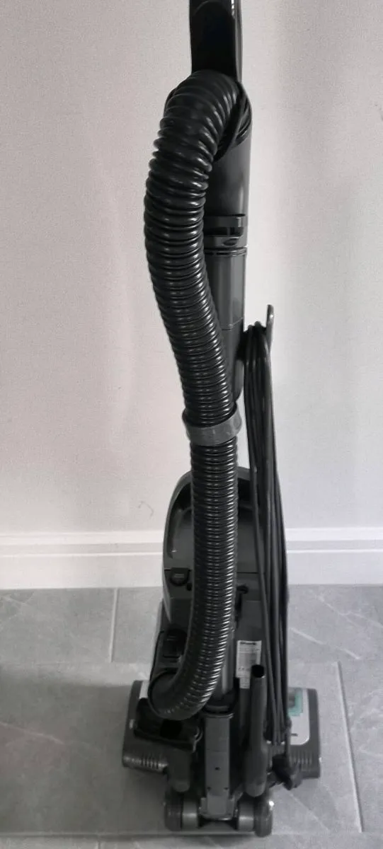 SHARK VACUUM CLEANER - Image 3