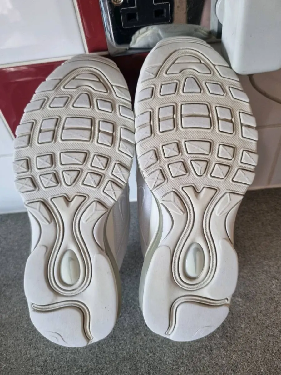Kids nike runners - Image 4