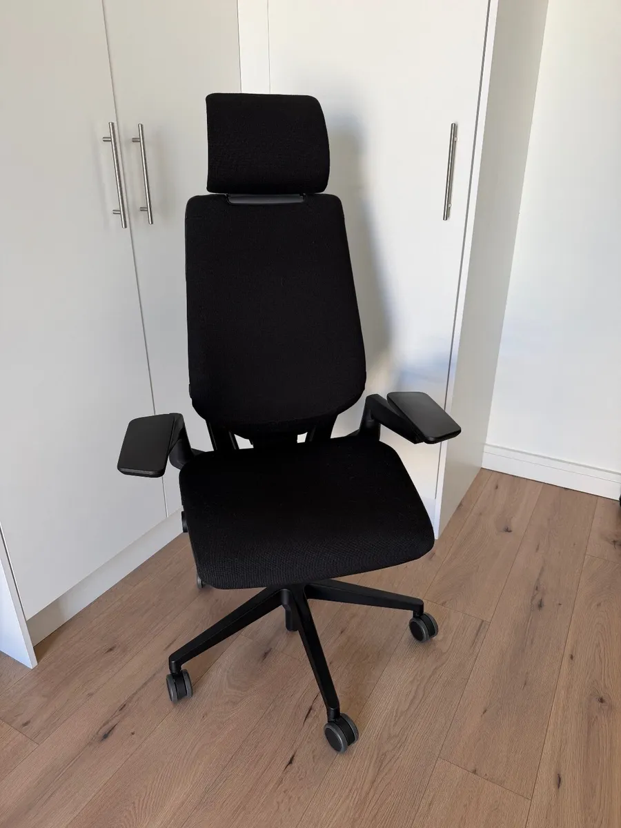 Steelcase Gesture office chair with headrest - Image 1