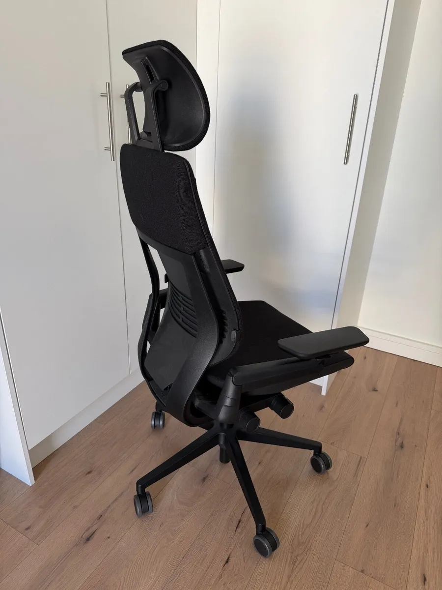 Steelcase Gesture office chair with headrest - Image 2