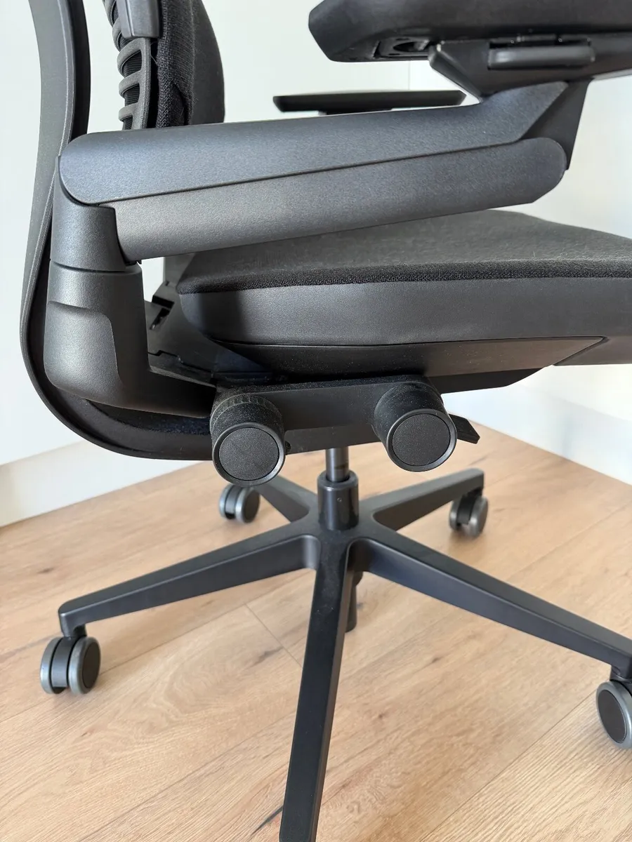 Steelcase Gesture office chair with headrest - Image 4