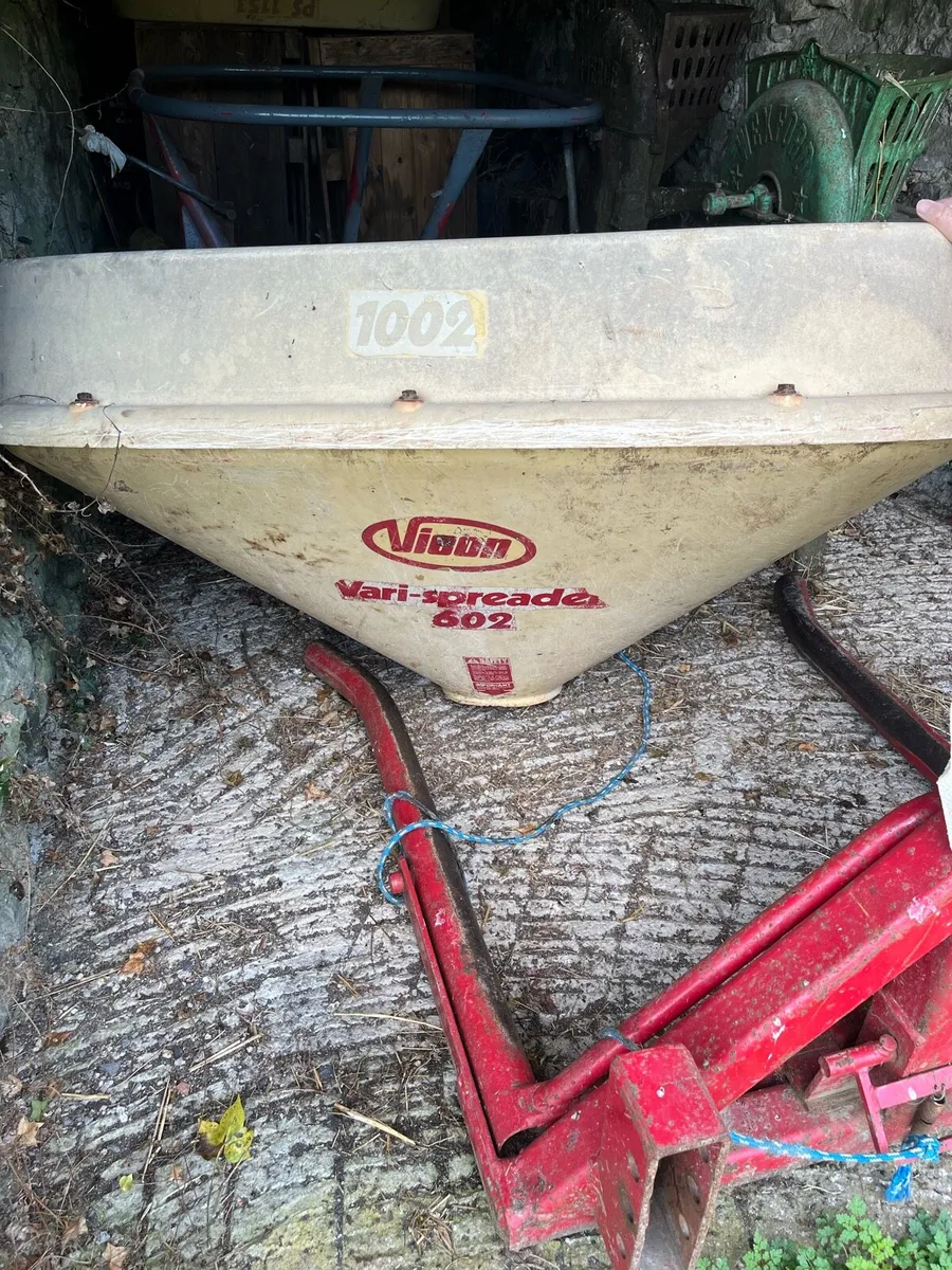 Vicon spreader in need of repair - Image 4