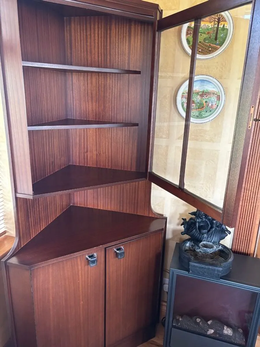 Beautiful Mid-Century Style Vintage Corner Display Cabinet / China Hutch - Image 2