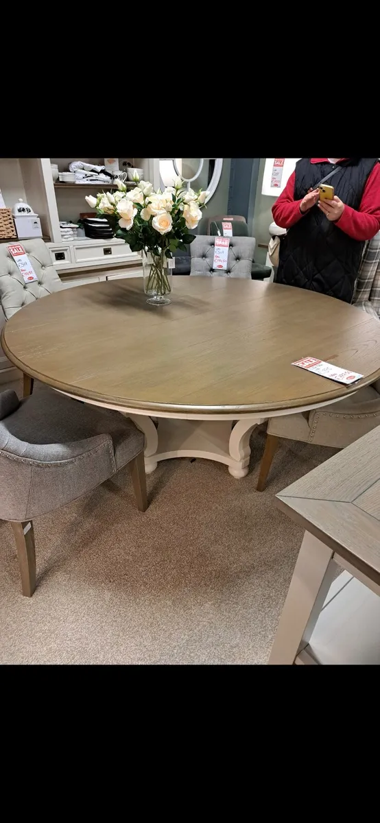 1.7m Round table - Image 1