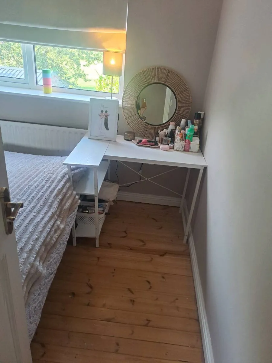 Desk/ vanity table