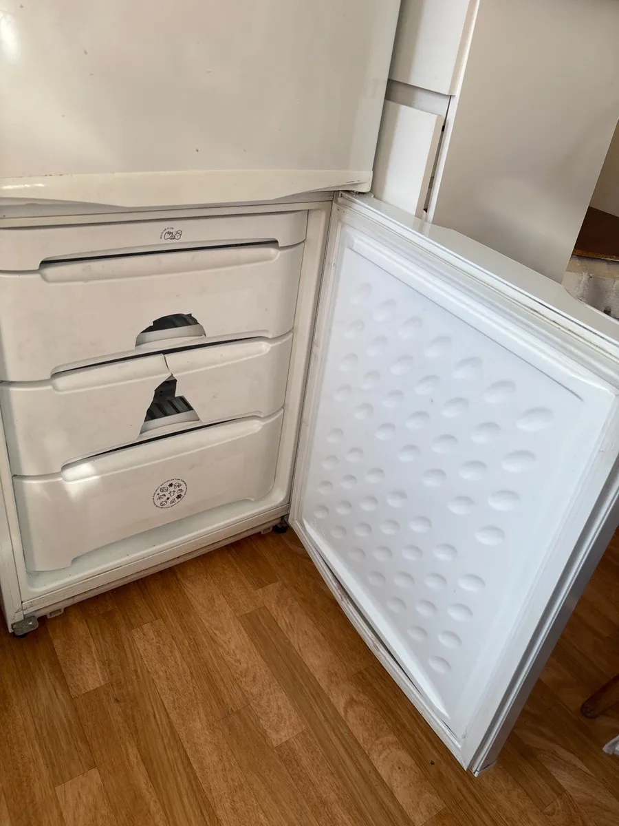 House clear out - Free fridge - Image 4