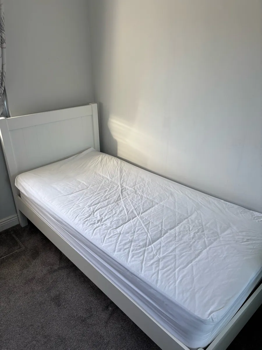 Single bed with mattress - Image 1