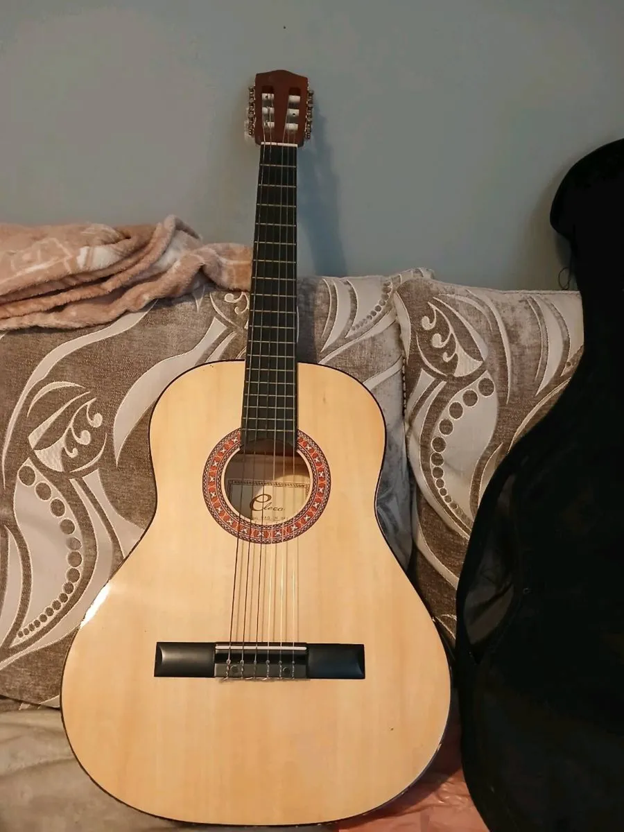 Beginners guitar with case - Image 4