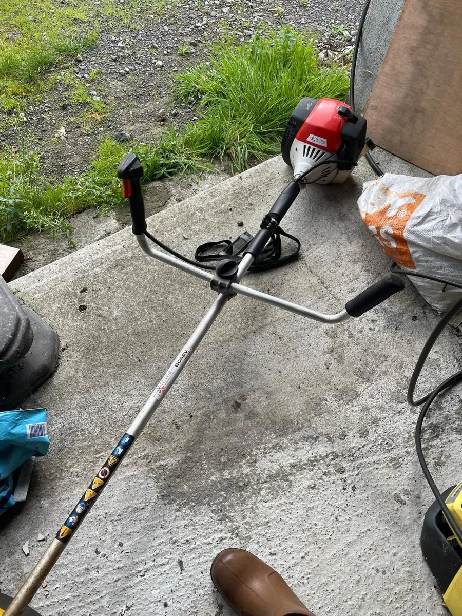 Victor 49cc petrol strimmer €120 - Image 3