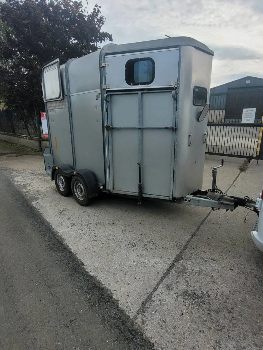 Ifor Williams 505 classic deluxe horse box 2007 - Image 1