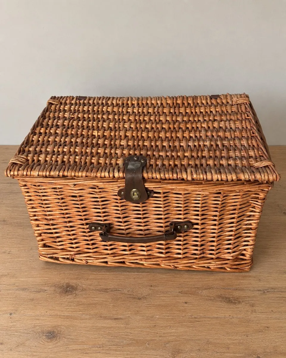 Large Wicker Picnic Hamper Basket with Handle - Image 1