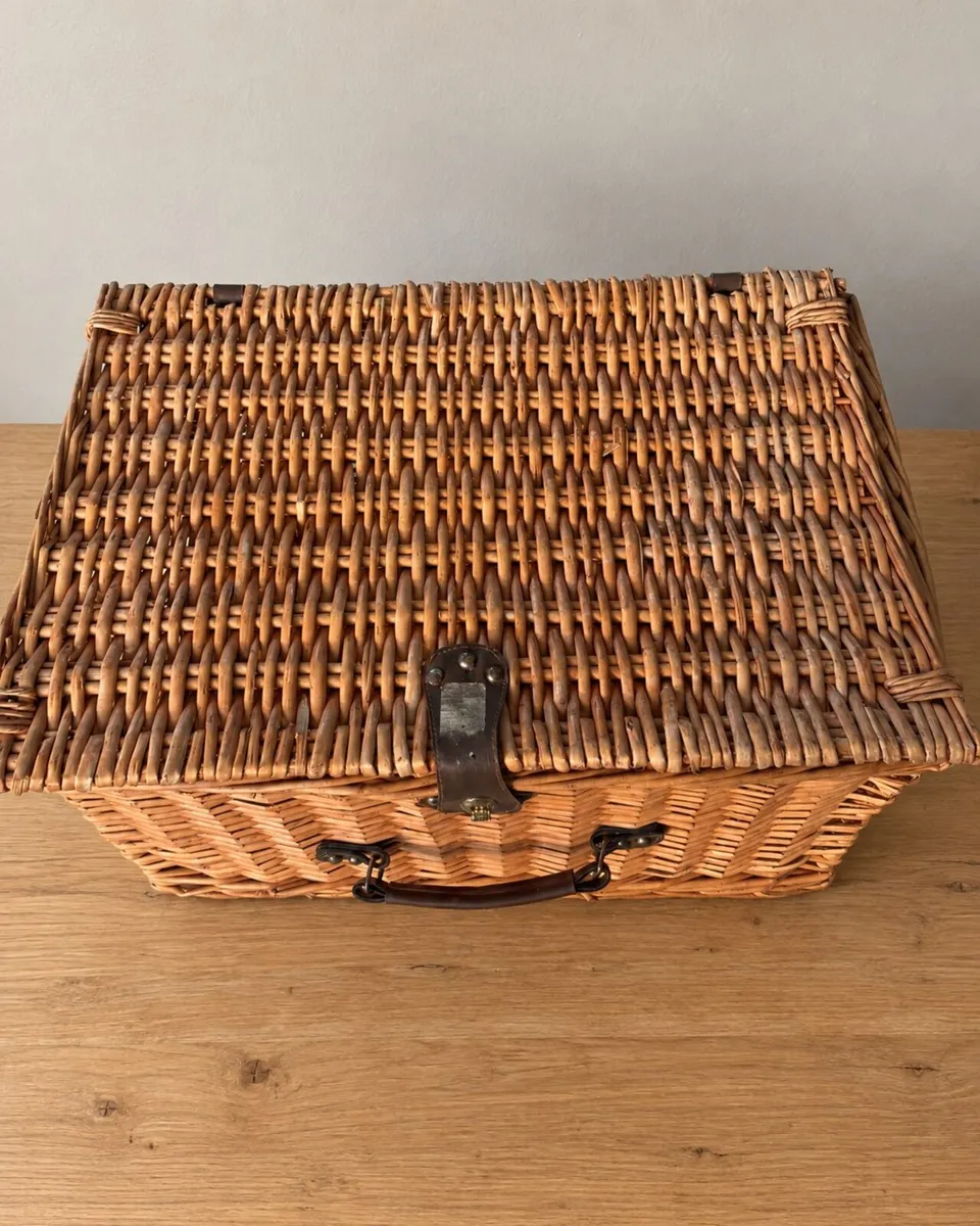 Large Wicker Picnic Hamper Basket with Handle - Image 2