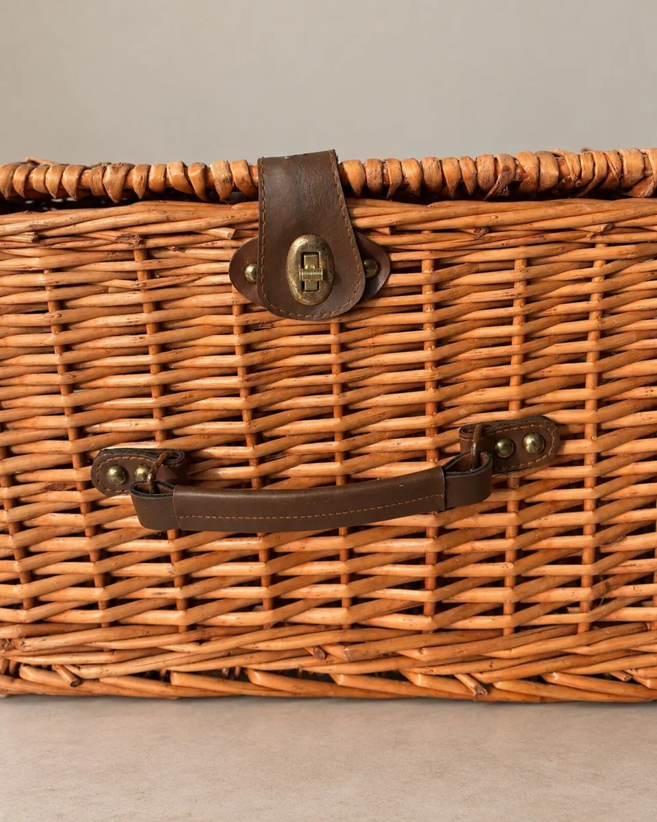 Large Wicker Picnic Hamper Basket with Handle - Image 3