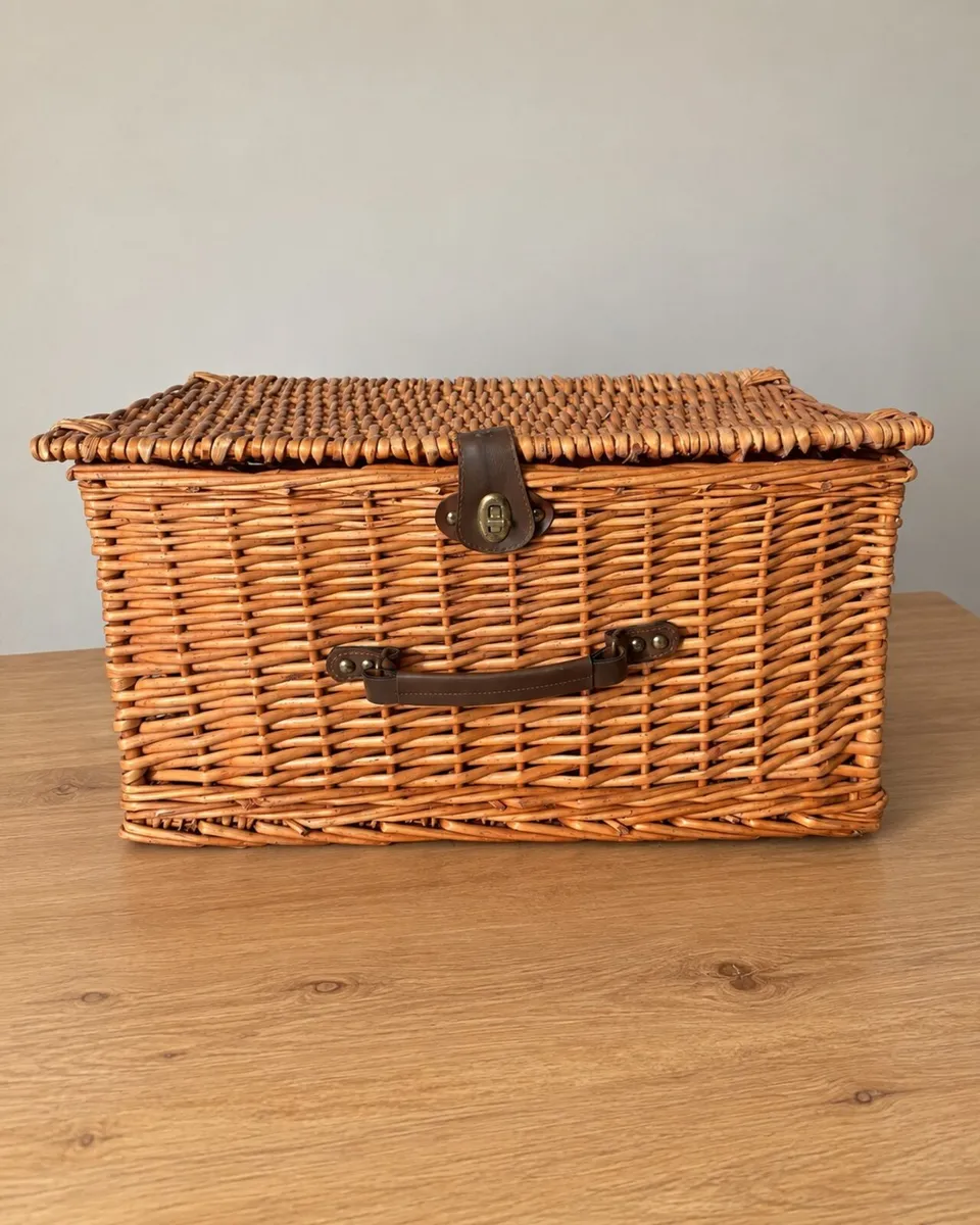 Large Wicker Picnic Hamper Basket with Handle - Image 4