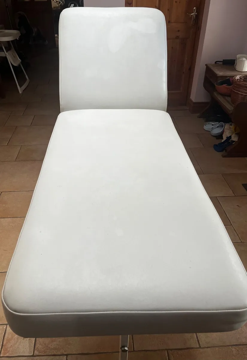 Beauty salon bed - Image 1