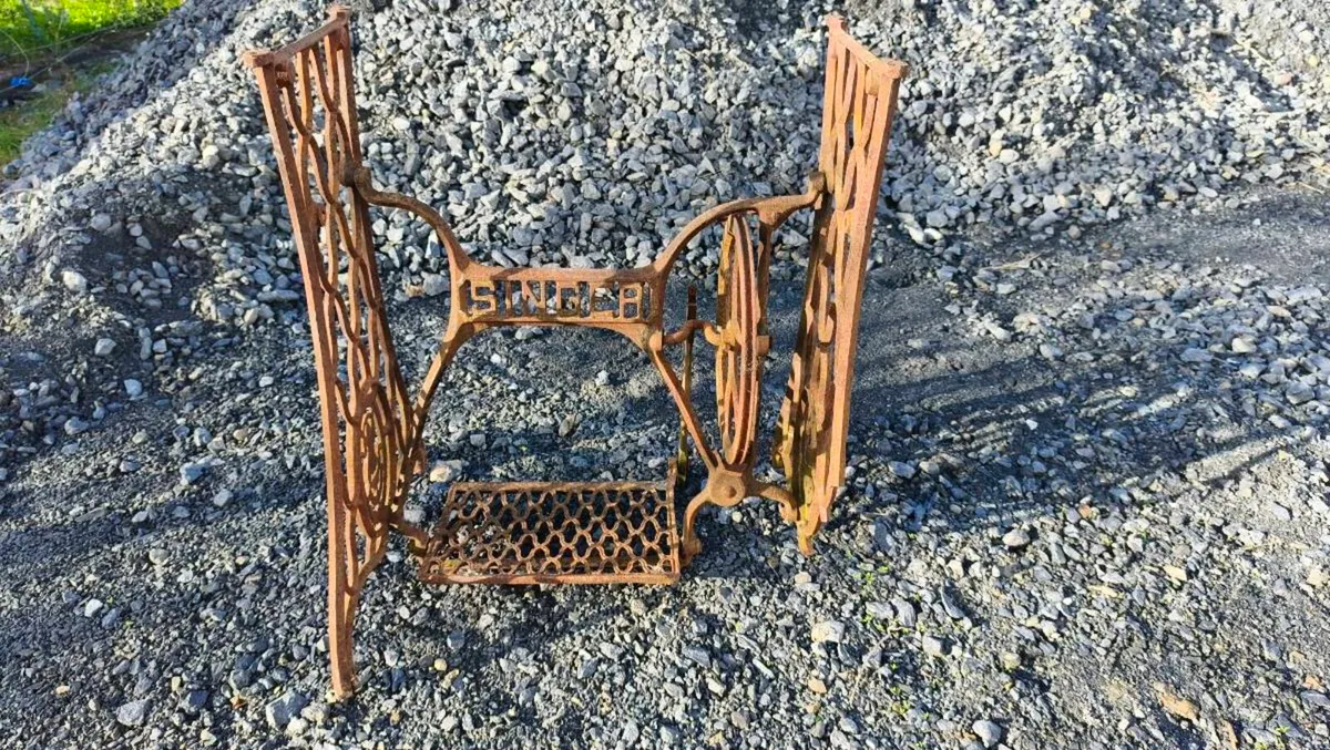 Vintage cast iron Singer sewing machine base - Image 1