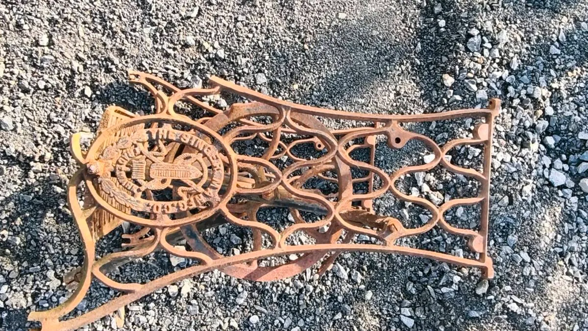 Vintage cast iron Singer sewing machine base - Image 2