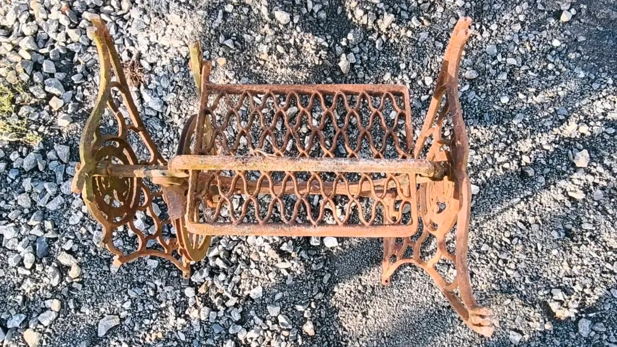 Vintage cast iron Singer sewing machine base - Image 4