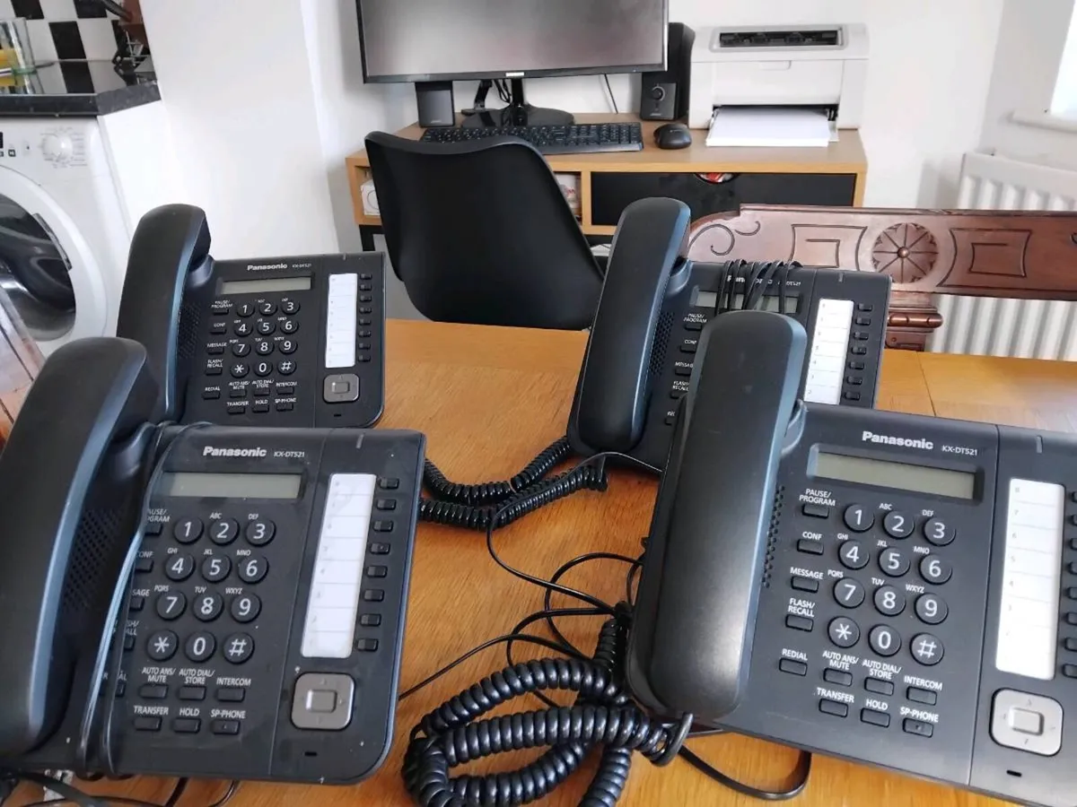 4 X Panasonic KX-DT521 phones - Image 1