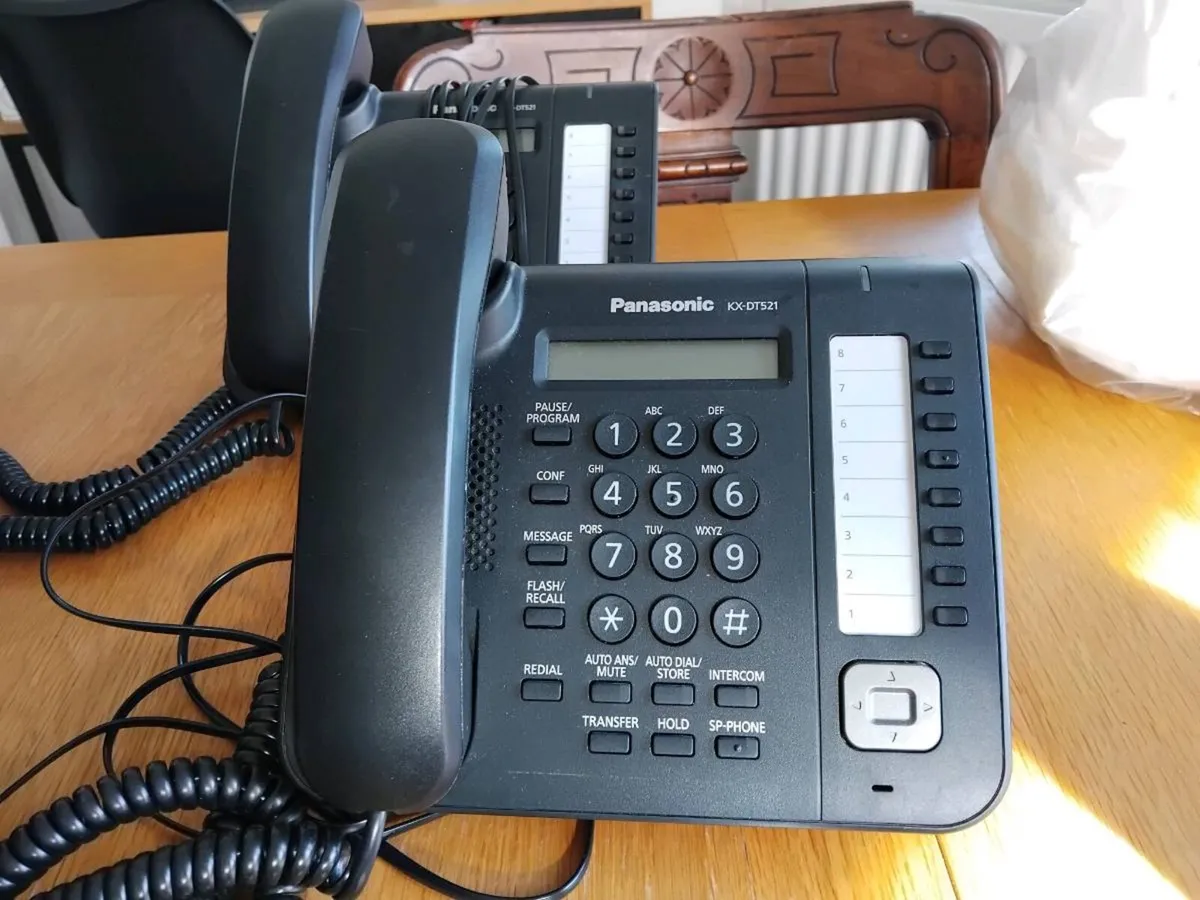 4 X Panasonic KX-DT521 phones - Image 2