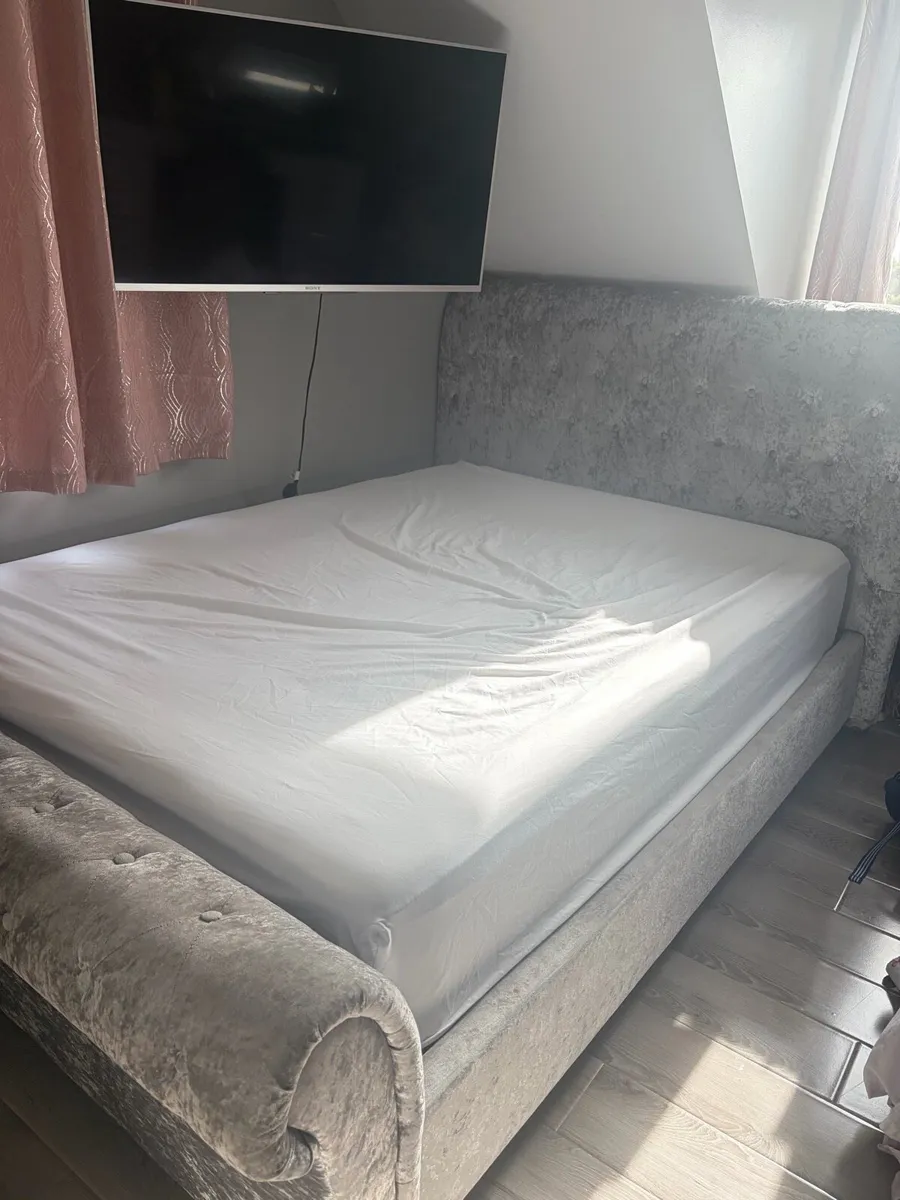 grey velvet bed frame 4'6 - Image 1