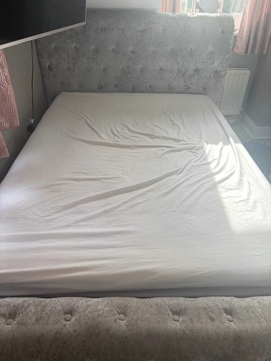 grey velvet bed frame 4'6 - Image 2