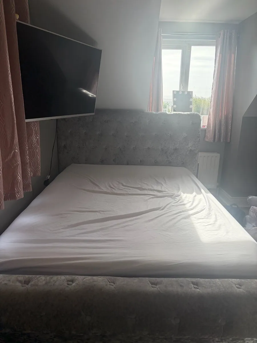 grey velvet bed frame 4'6 - Image 3