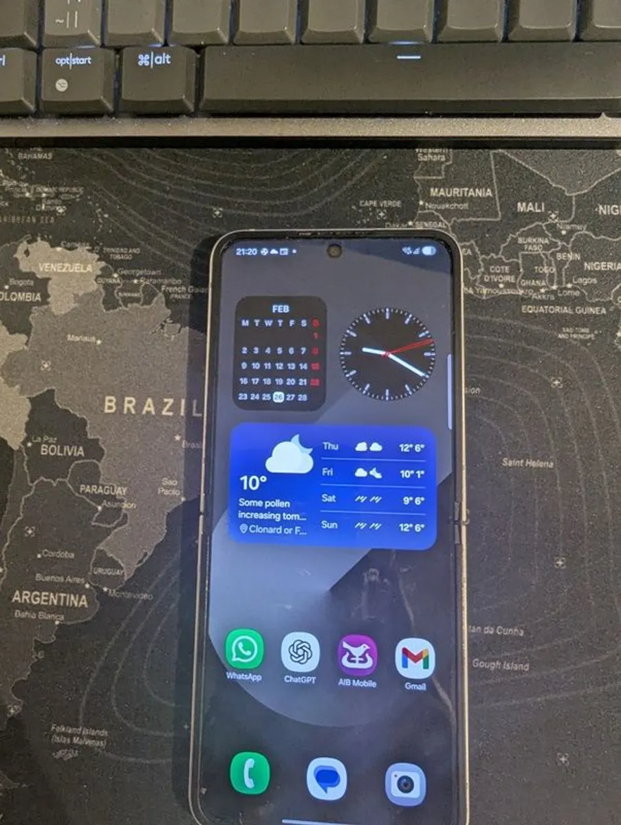 Samsung Galaxy flip6 - Image 1