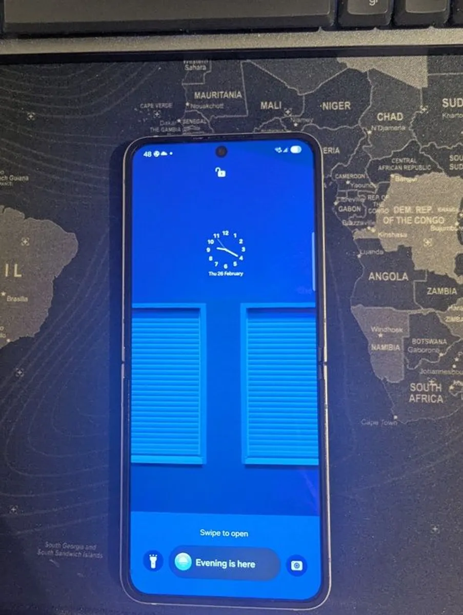 Samsung Galaxy flip6 - Image 2