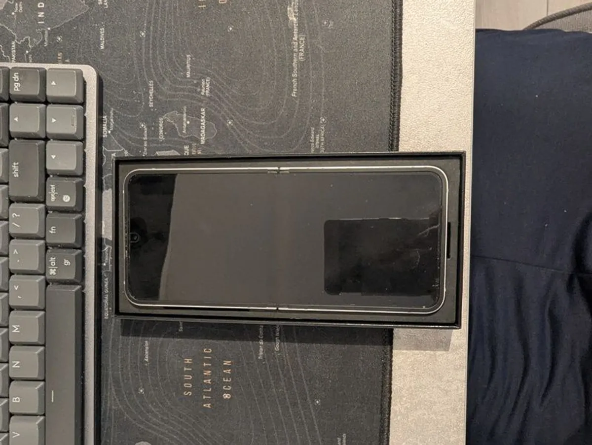Samsung Galaxy flip6 - Image 4