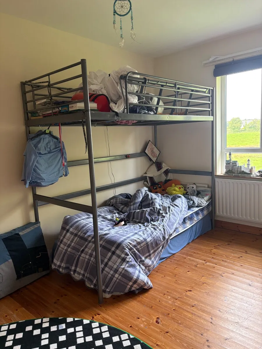 Bunk bed with 2 mattreses