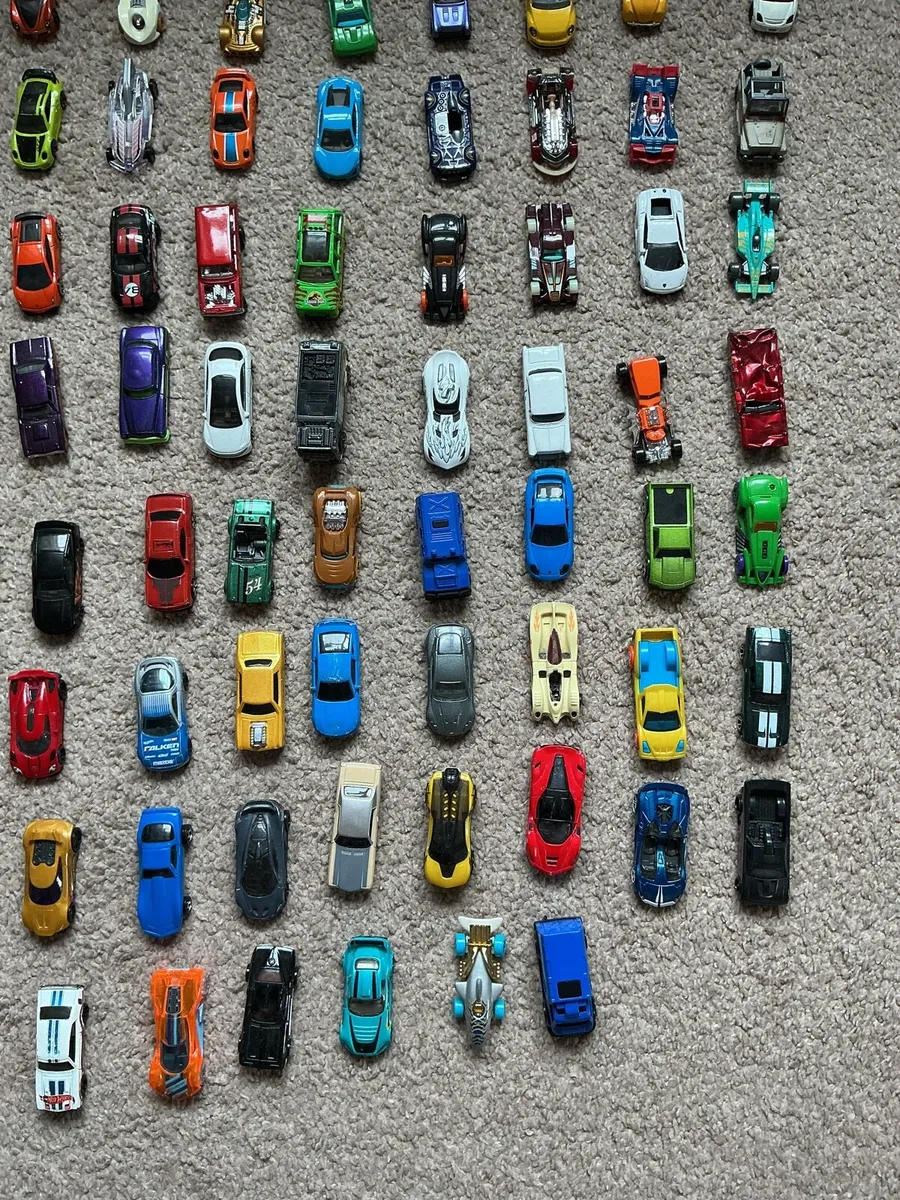 Hot wheels bundle of 106 cars - Image 1