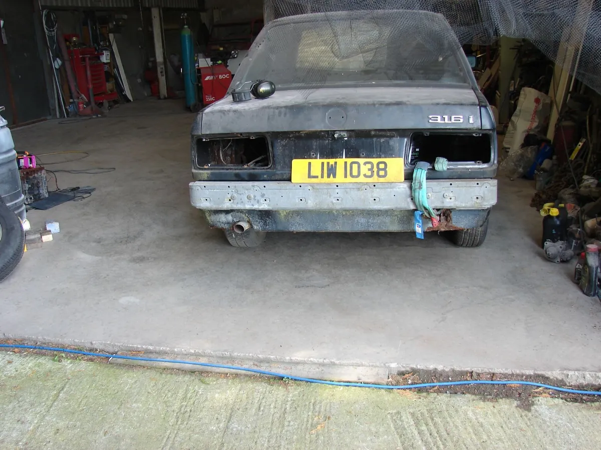 BMW 3-Series 1990 - Image 2