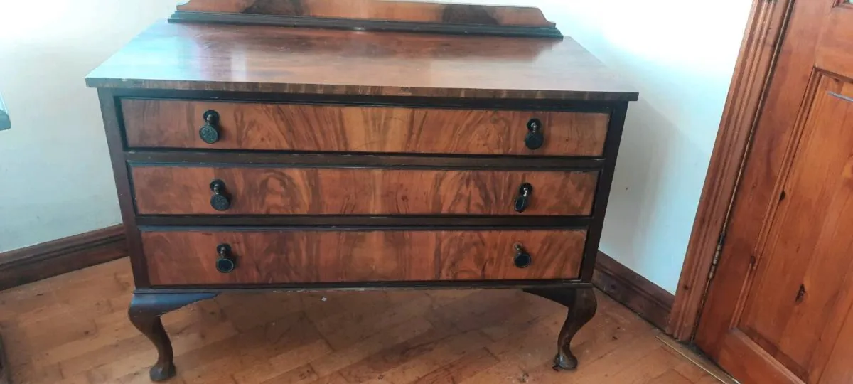 Vintage walnut veneer chest of drawers - Image 1