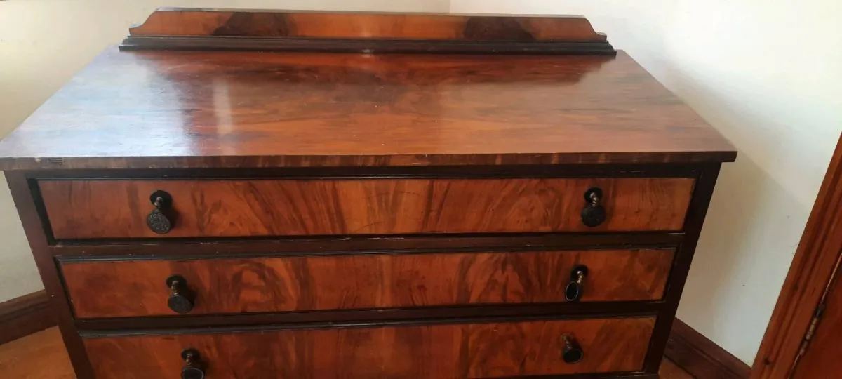 Vintage walnut veneer chest of drawers - Image 2