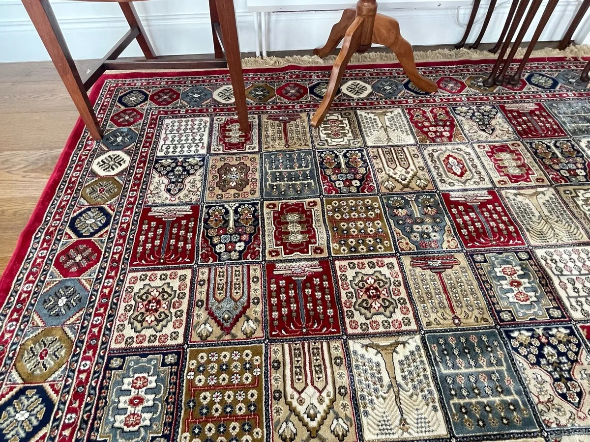 Rug/Carpet with traditional P.ersian panel design - Image 2