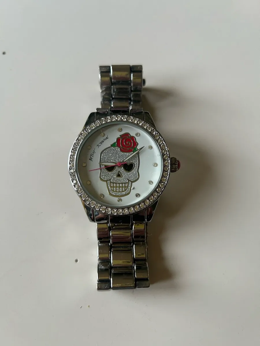 Betsy Johnson metal strap skull motif watch - Image 2