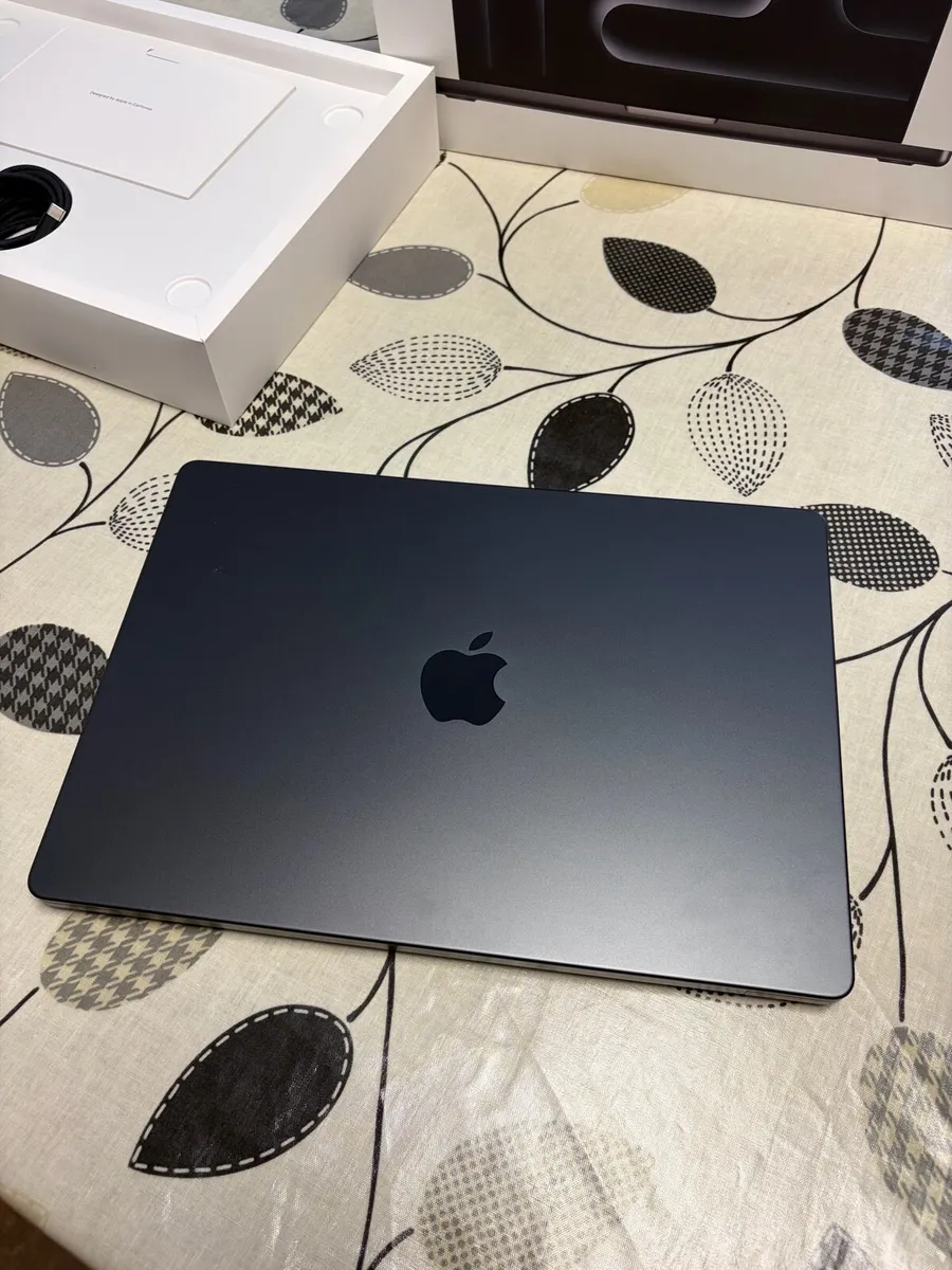 MacBook Pro M5 14.2” (2025) - Image 2