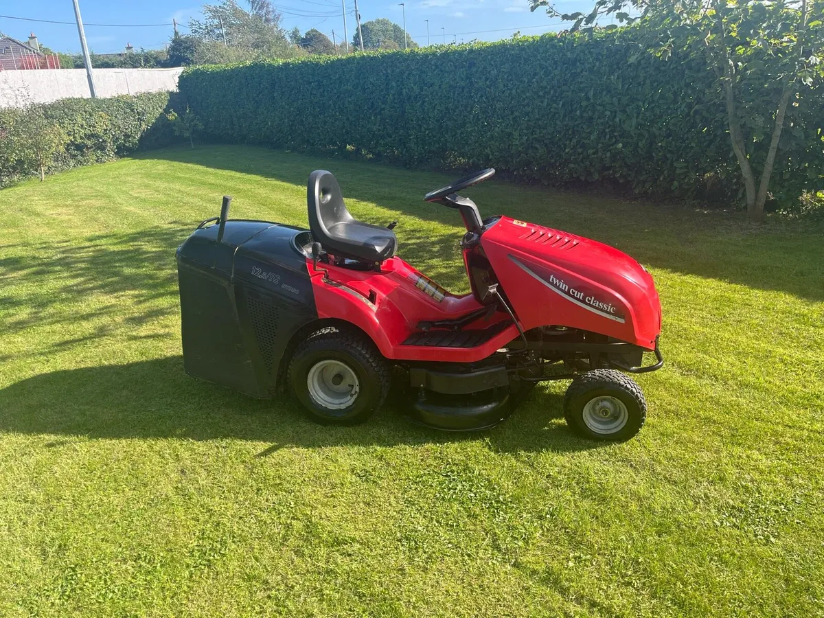 Castle Garden Twin-Cut Lawnmower - Image 1