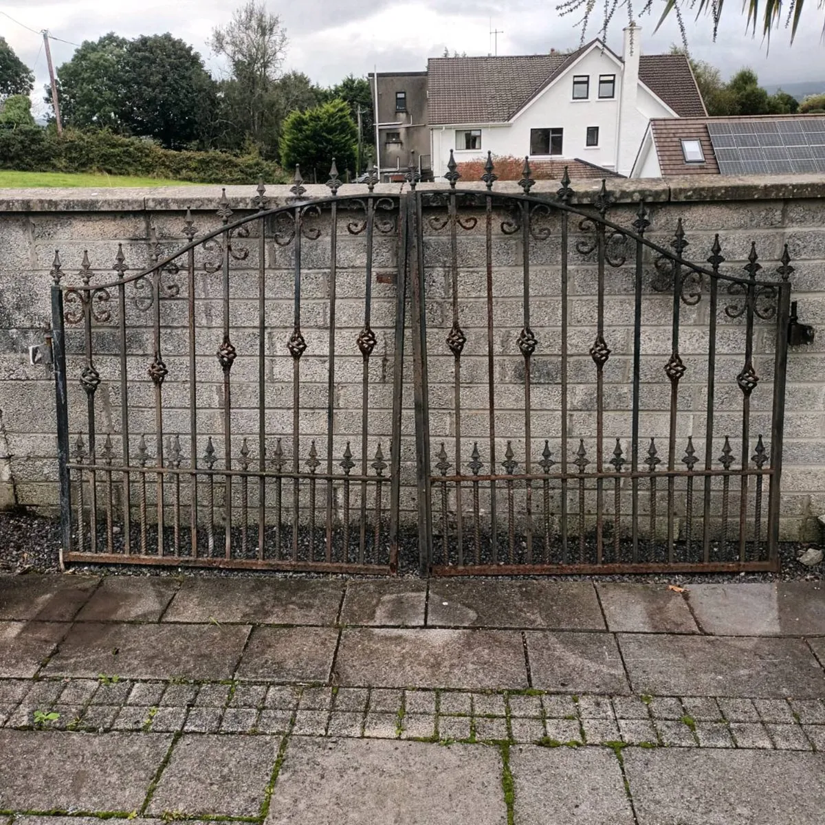 Heavy metal gate - Image 1
