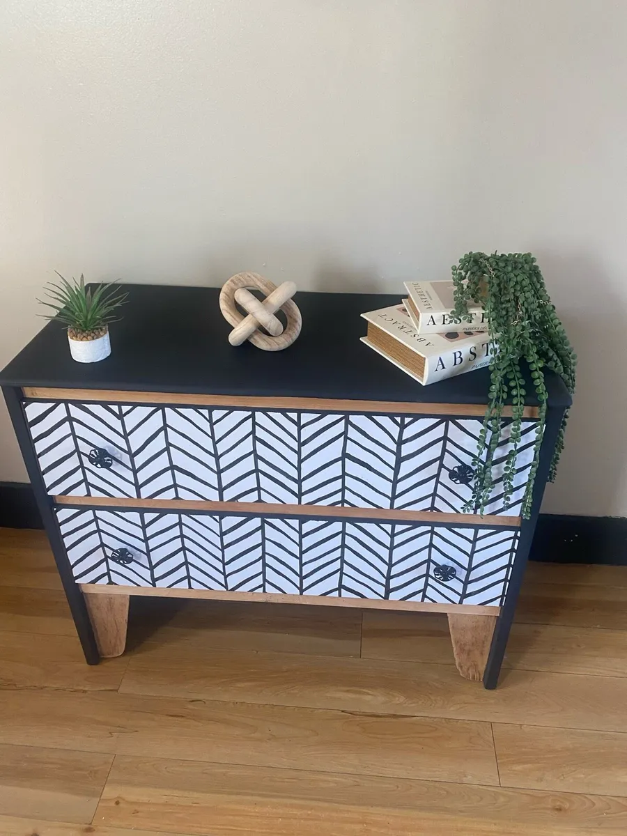 Chest of drawers - Image 1