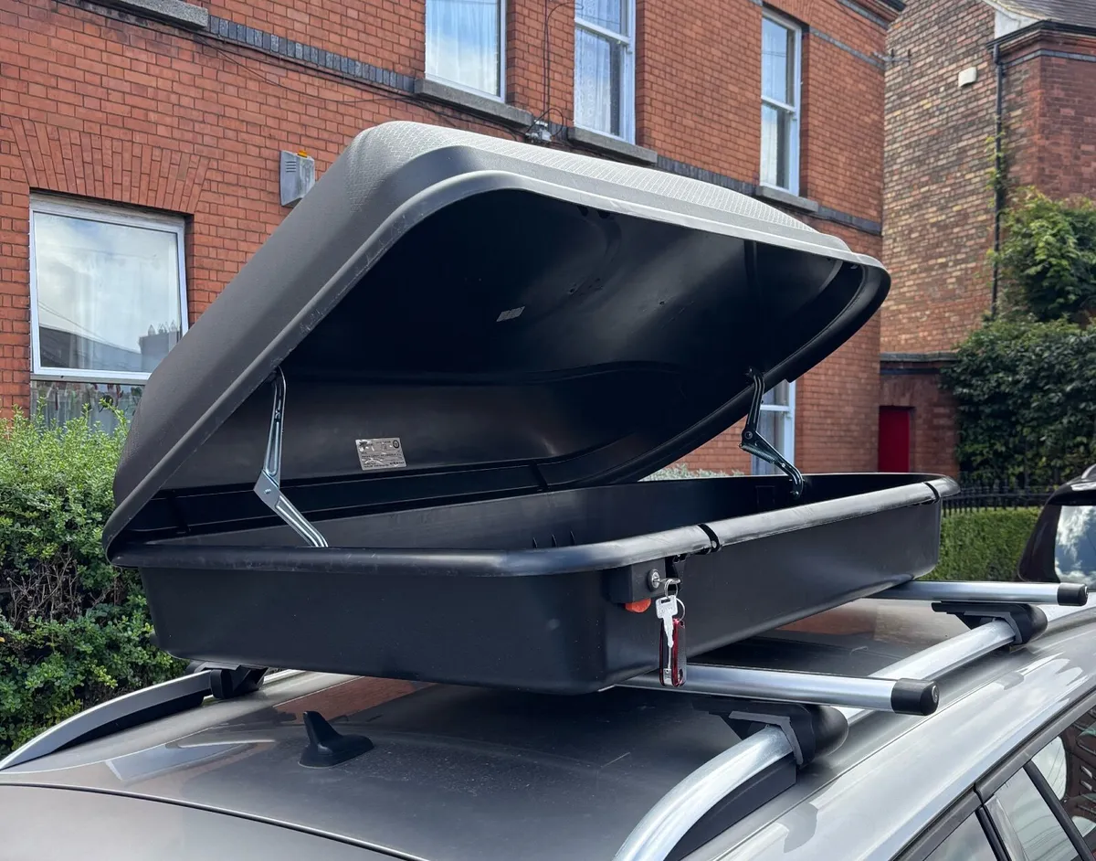 Roof box and bars - Image 3