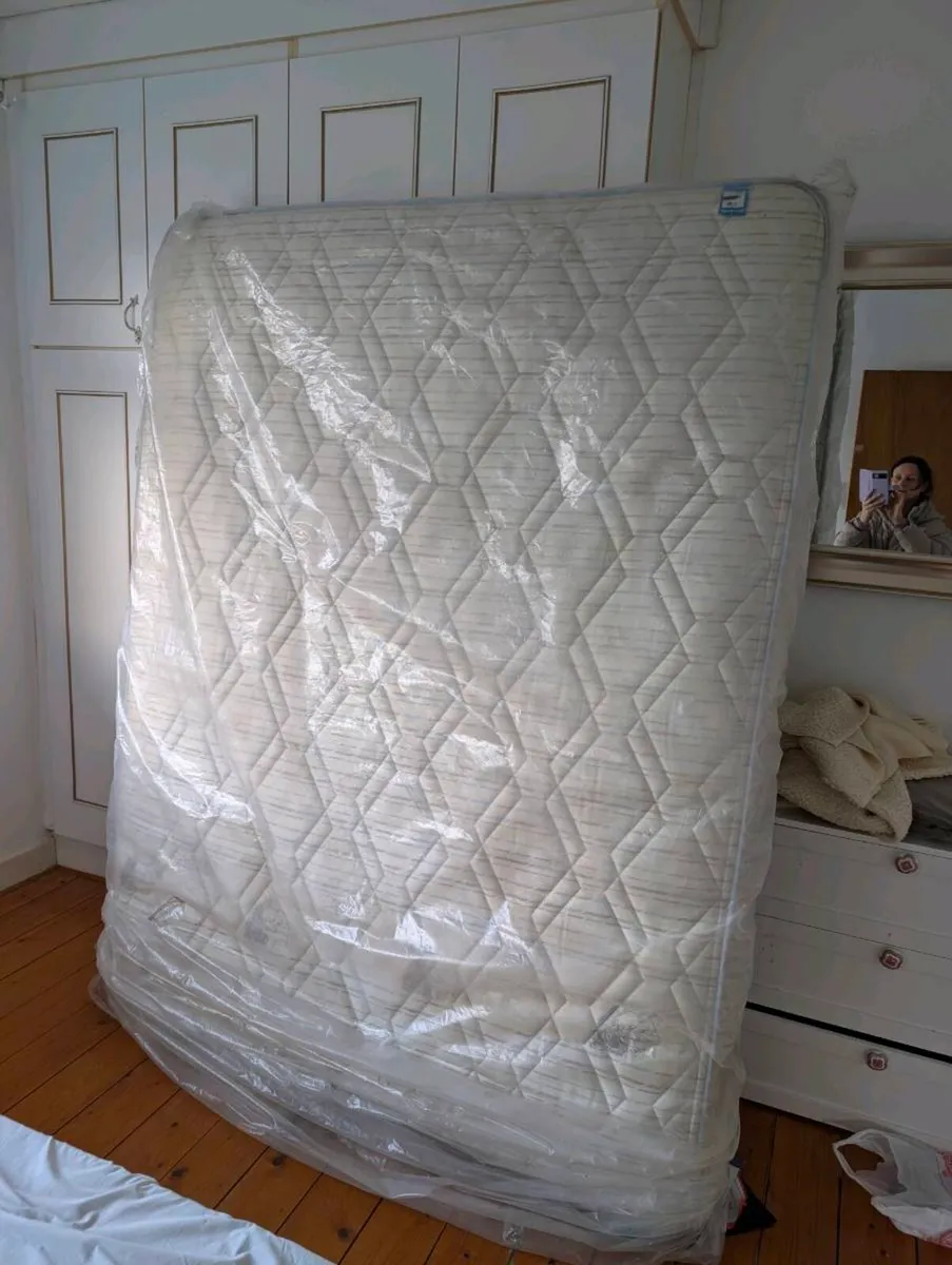 King mattress barely used - Image 1