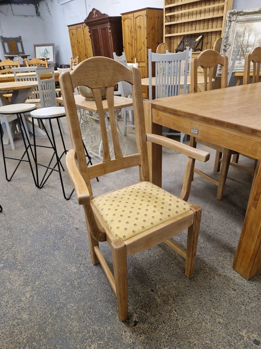 Solid light oak table, 6 oak farmhouse chairs - Image 4