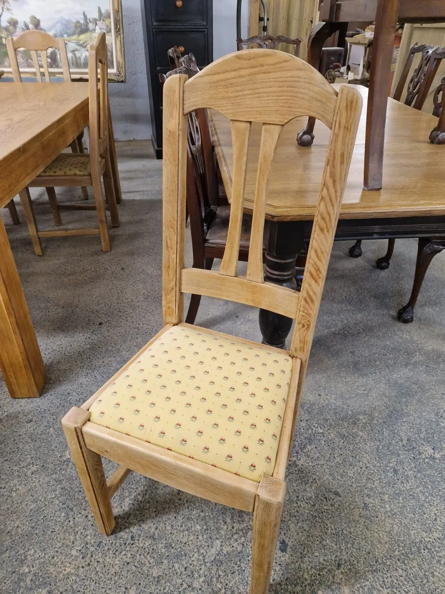 Solid light oak table, 6 oak farmhouse chairs - Image 3